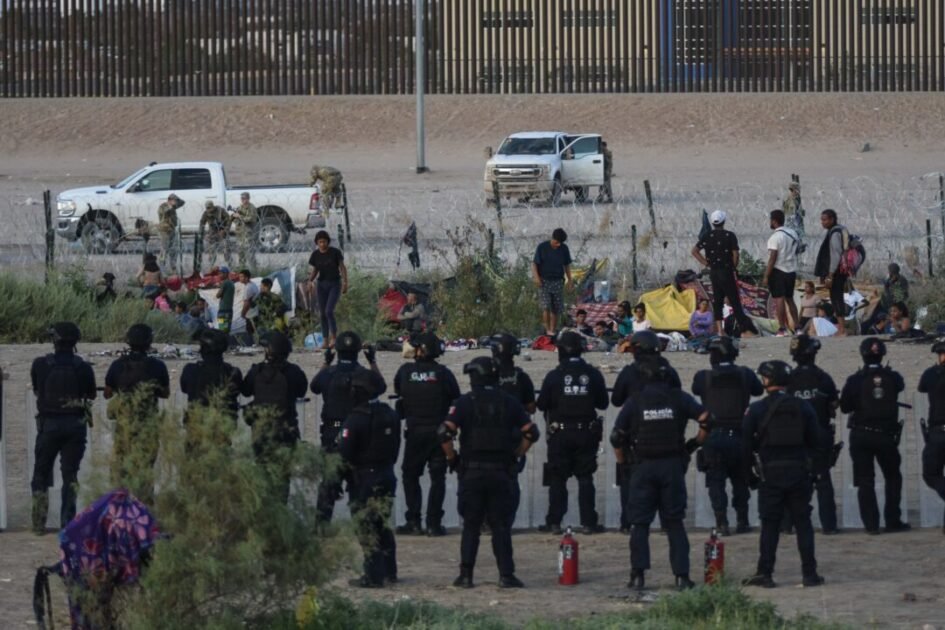 A large group of migrants have crossed the barbed wire and entered the United States